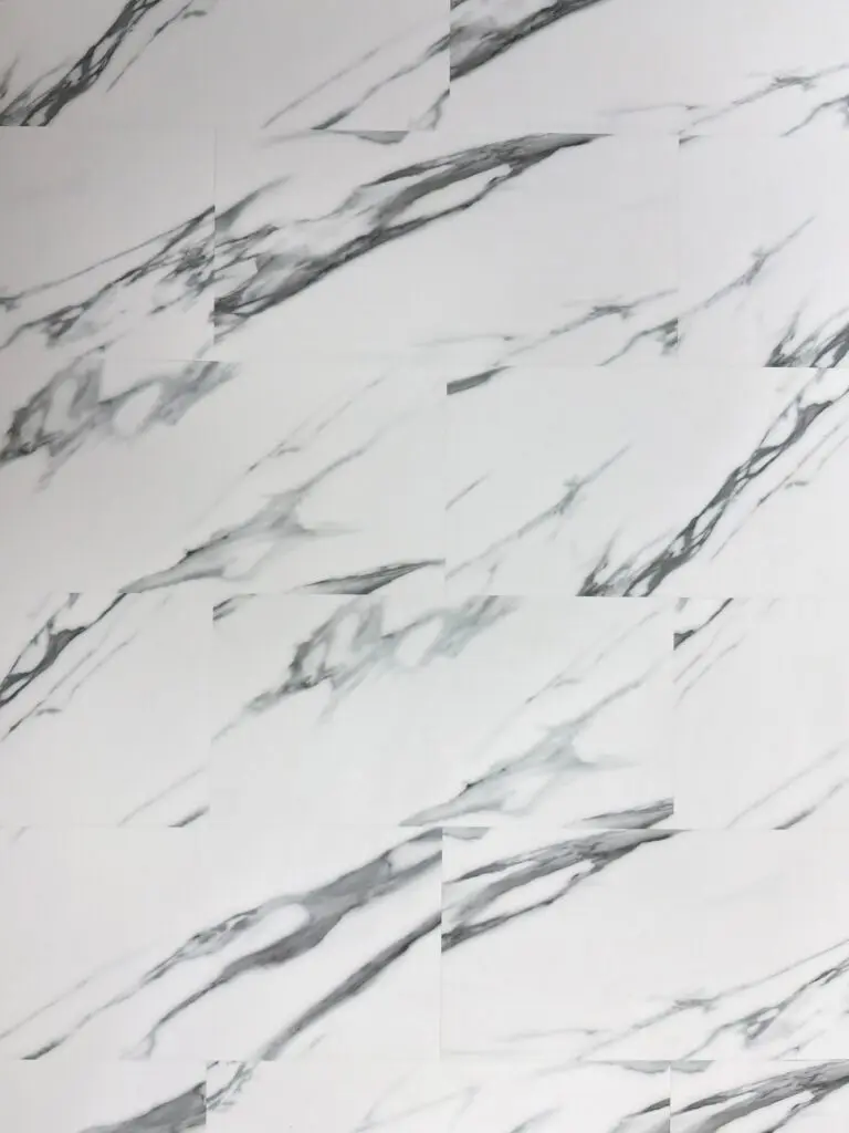 Milano Marble SPC Click – close-up photograph of the white marble-effect tiles with grey veining
