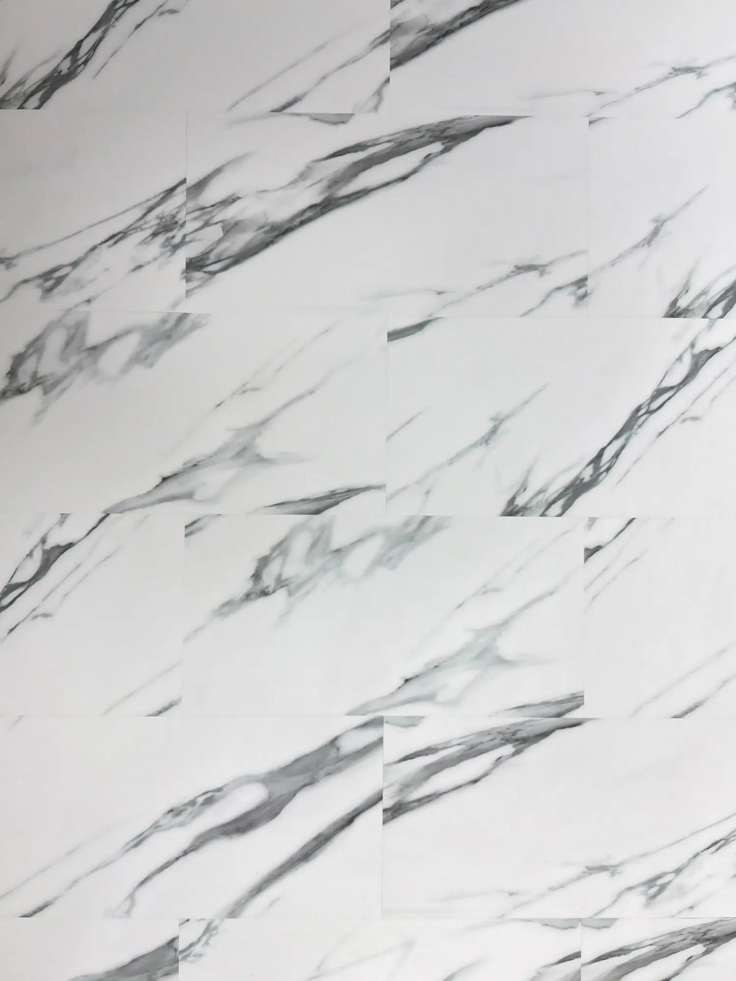 Milano Marble SPC Click – close-up photograph of the white marble-effect tiles with grey veining